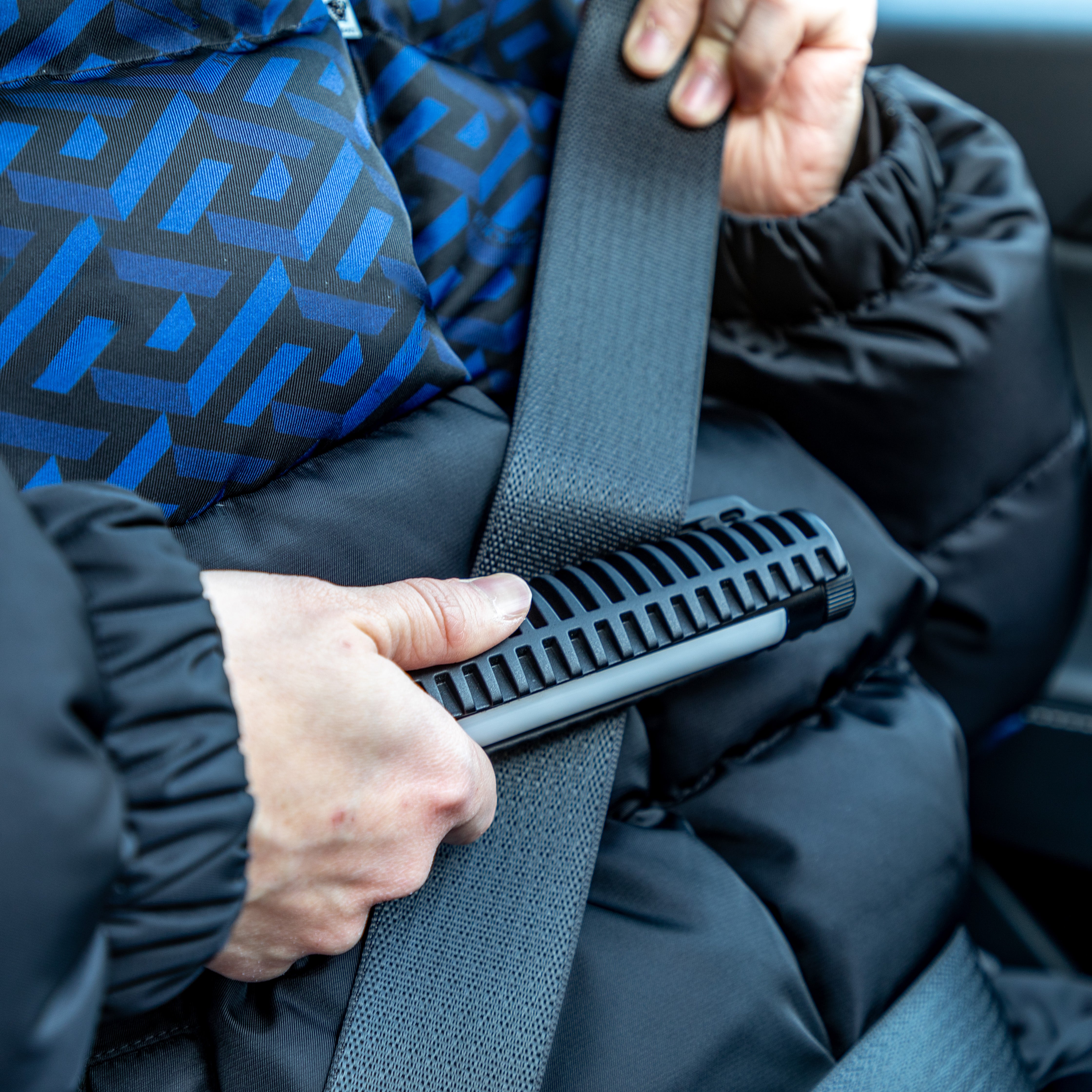 LitezAll Icy Light Ice Scraper with integrated seat belt cutter