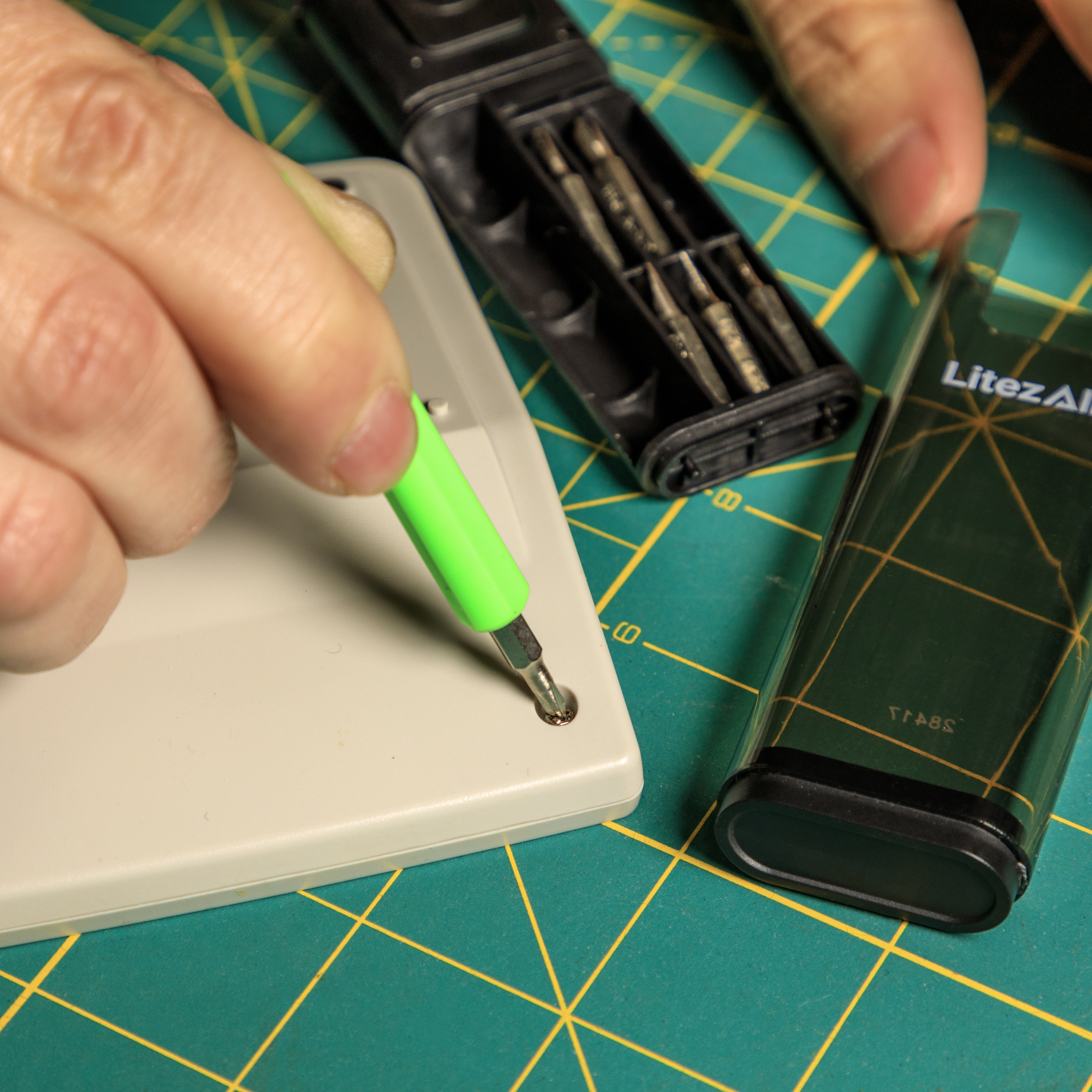 LitezAll® Compact Screwdriver Set with Integrated Flashlight